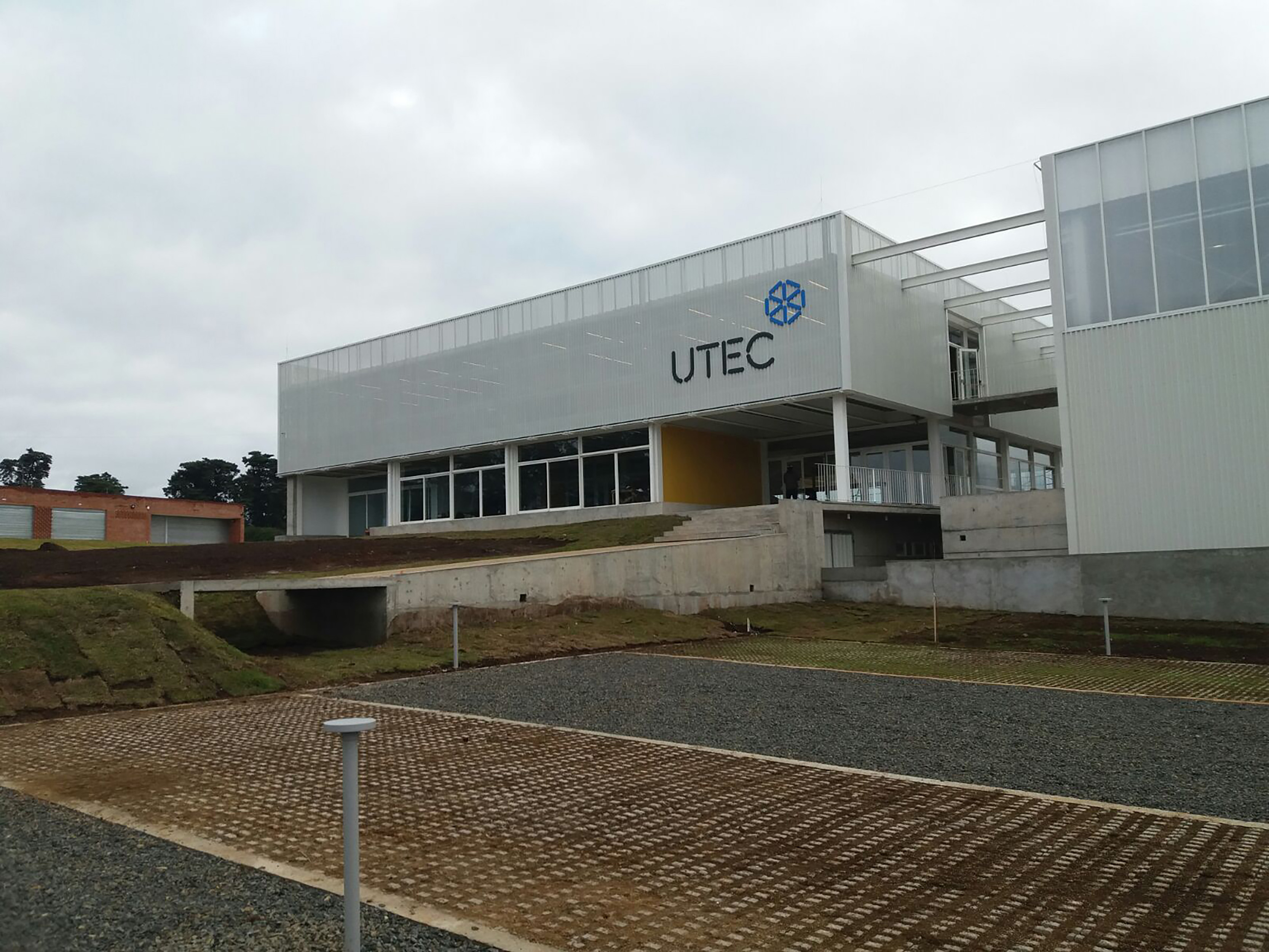 Foto del edificio terminado de UTEC