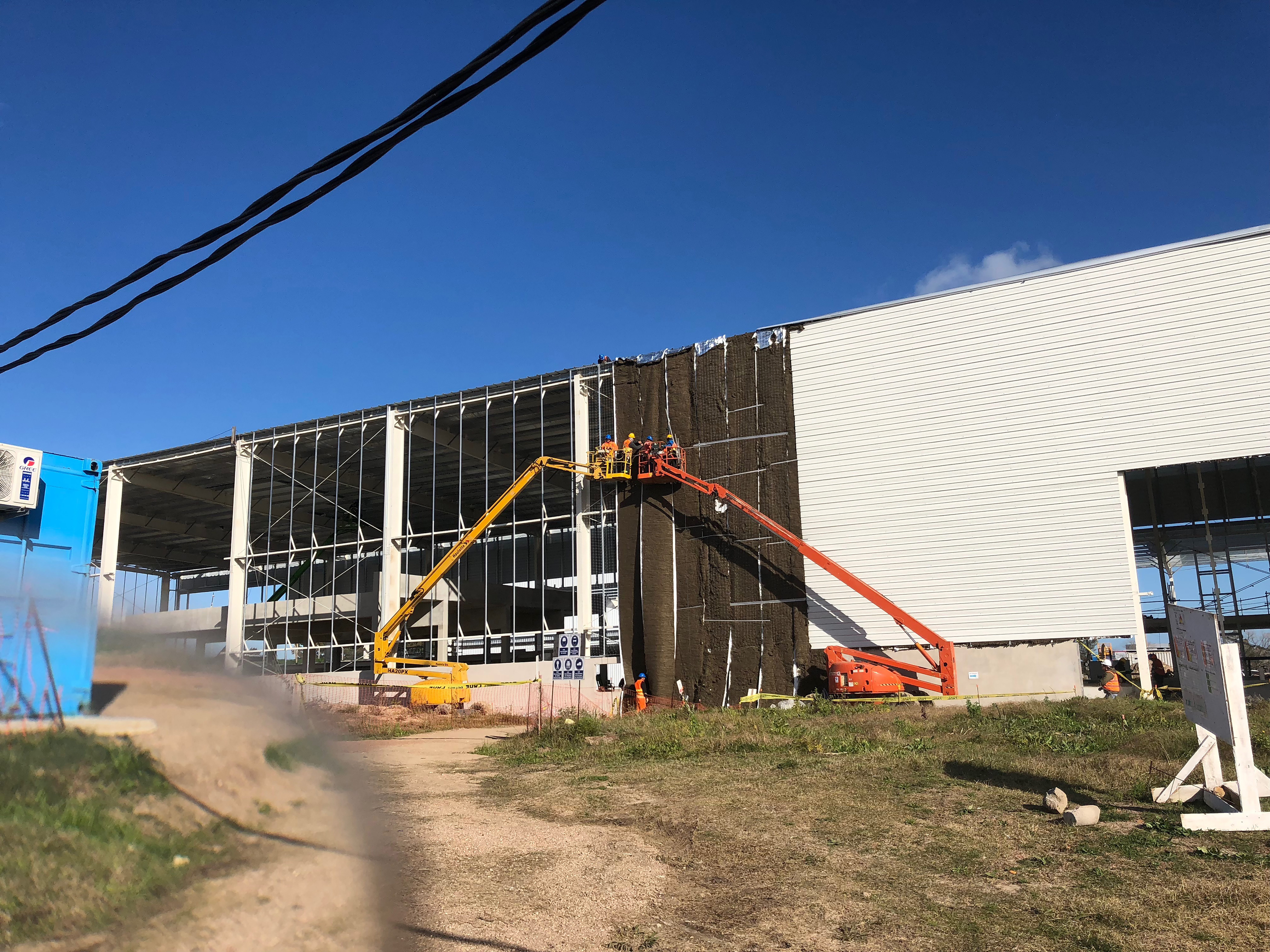 Foto del exterior de la fábrica de Nestlé